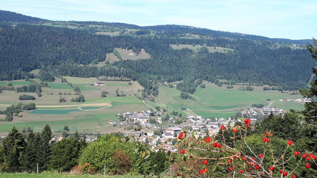 Halte Au Pied Du Creux Du Van Travers Zewnętrze zdjęcie