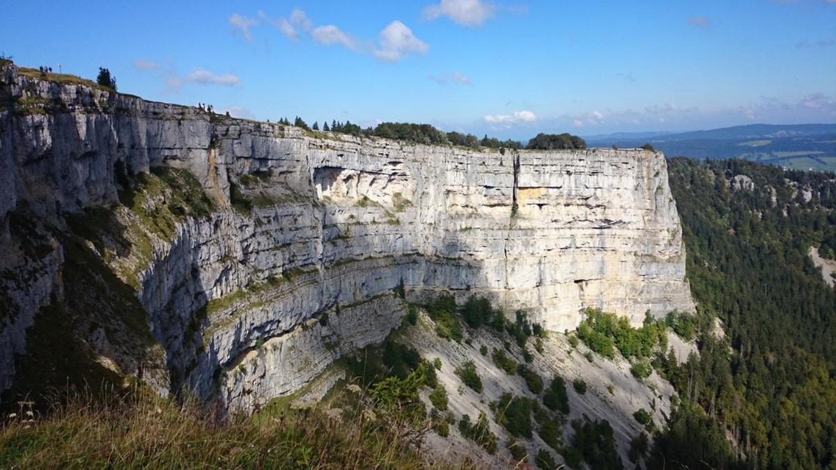 Halte Au Pied Du Creux Du Van Travers Zewnętrze zdjęcie